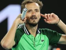 IM体育平台-包含法网鏖战澳网，梅德韦杰夫点燃赛场的词条