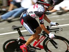 IM体育动画直播通道-NBA季后赛之夜，伊布存在感拉满，当足球巨星跨界点燃篮球激情