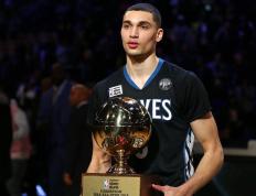 IM体育下载-足球场上的战争，乌克兰强行终结加拿大，金玟哉成为关键先生