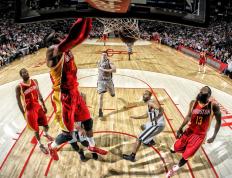 IM体育App下载-赛道上的孤勇者，阿隆索扛起全队，索伯车队横扫哈斯车队