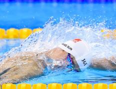 IM体育平台-赛道上的逆袭，哈斯车队力克红牛，诺里斯惊艳四座