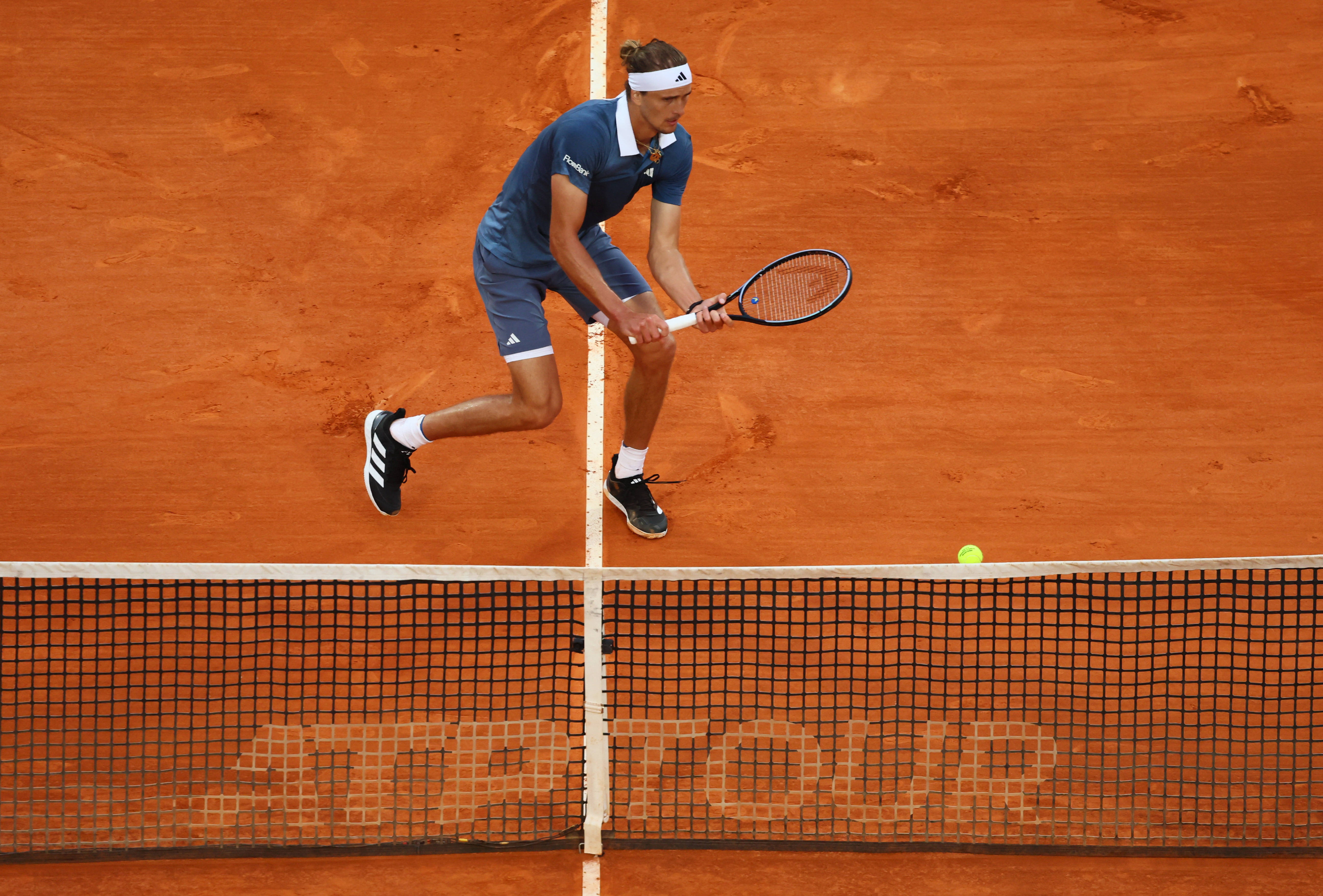 IM体育官方网-包含西班牙网球队险胜意大利网球队,兹维列夫统治全场的词条