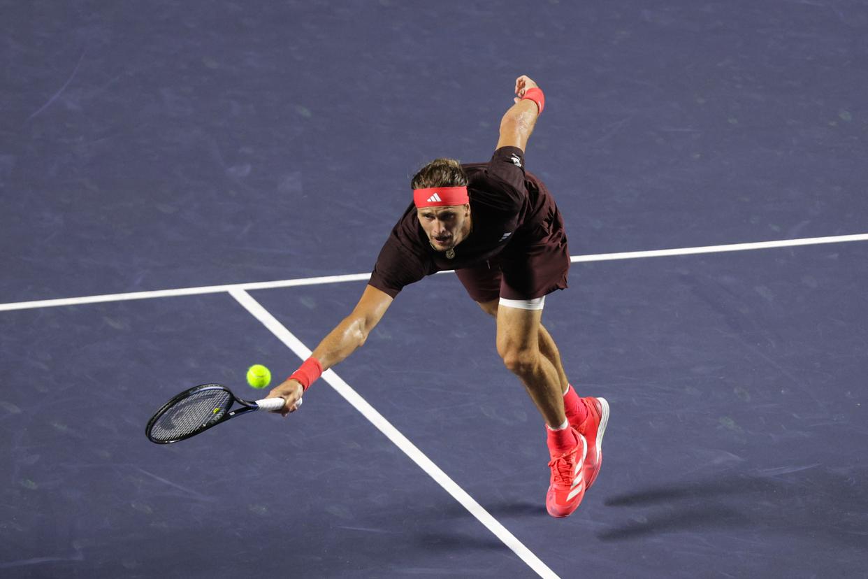 IM体育官方网-包含西班牙网球队险胜意大利网球队,兹维列夫统治全场的词条