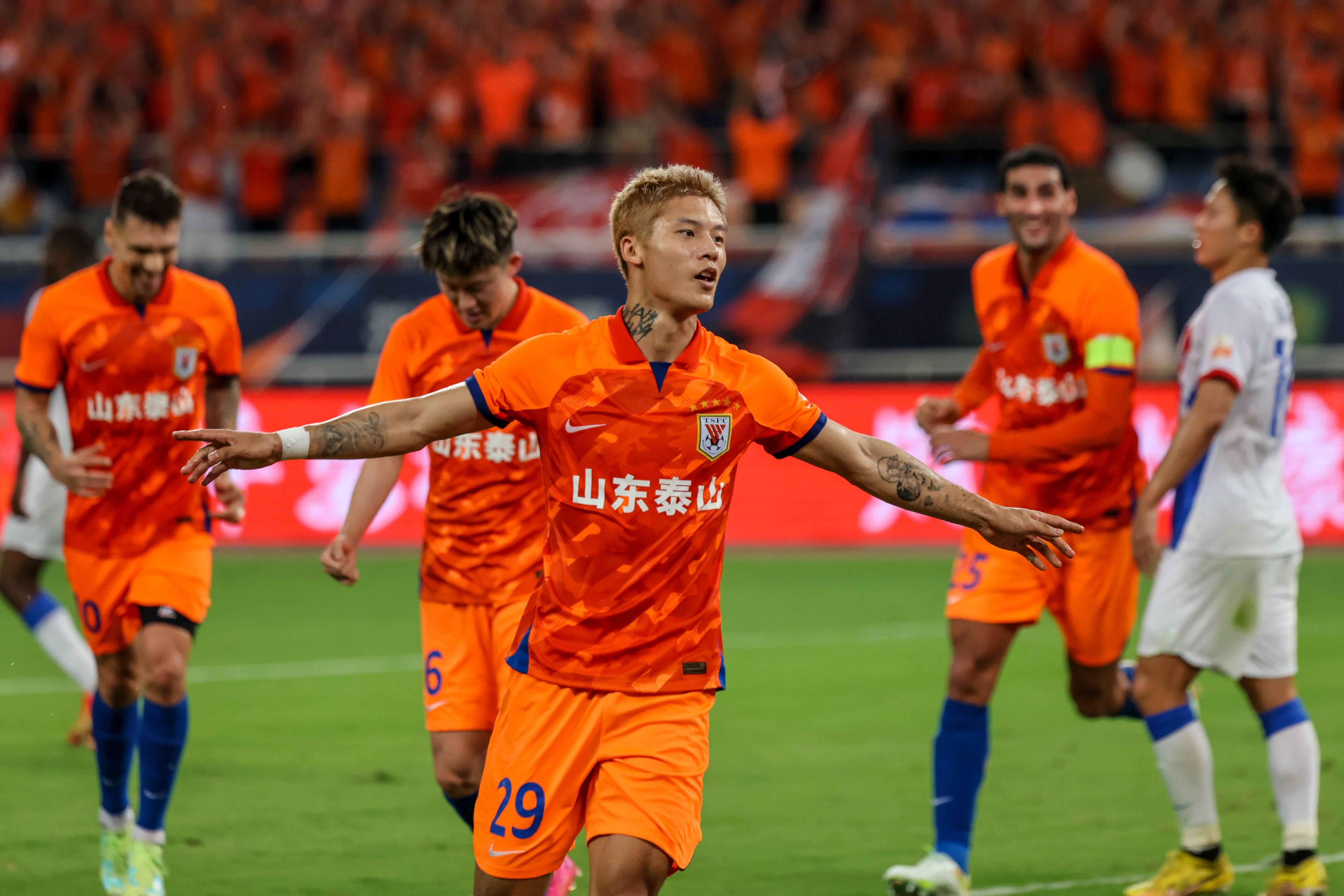 IM体育App下载-足球赛场上激烈对决,谁将笑到最后的简单介绍