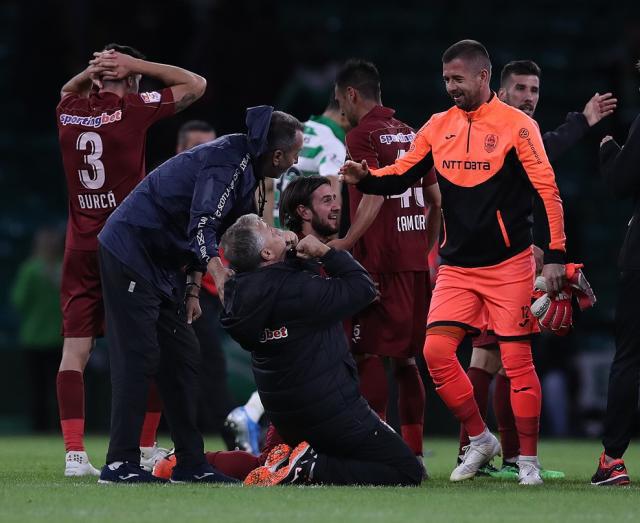 IM体育下载-阿贾克斯实力压倒对手，提前晋级淘汰赛