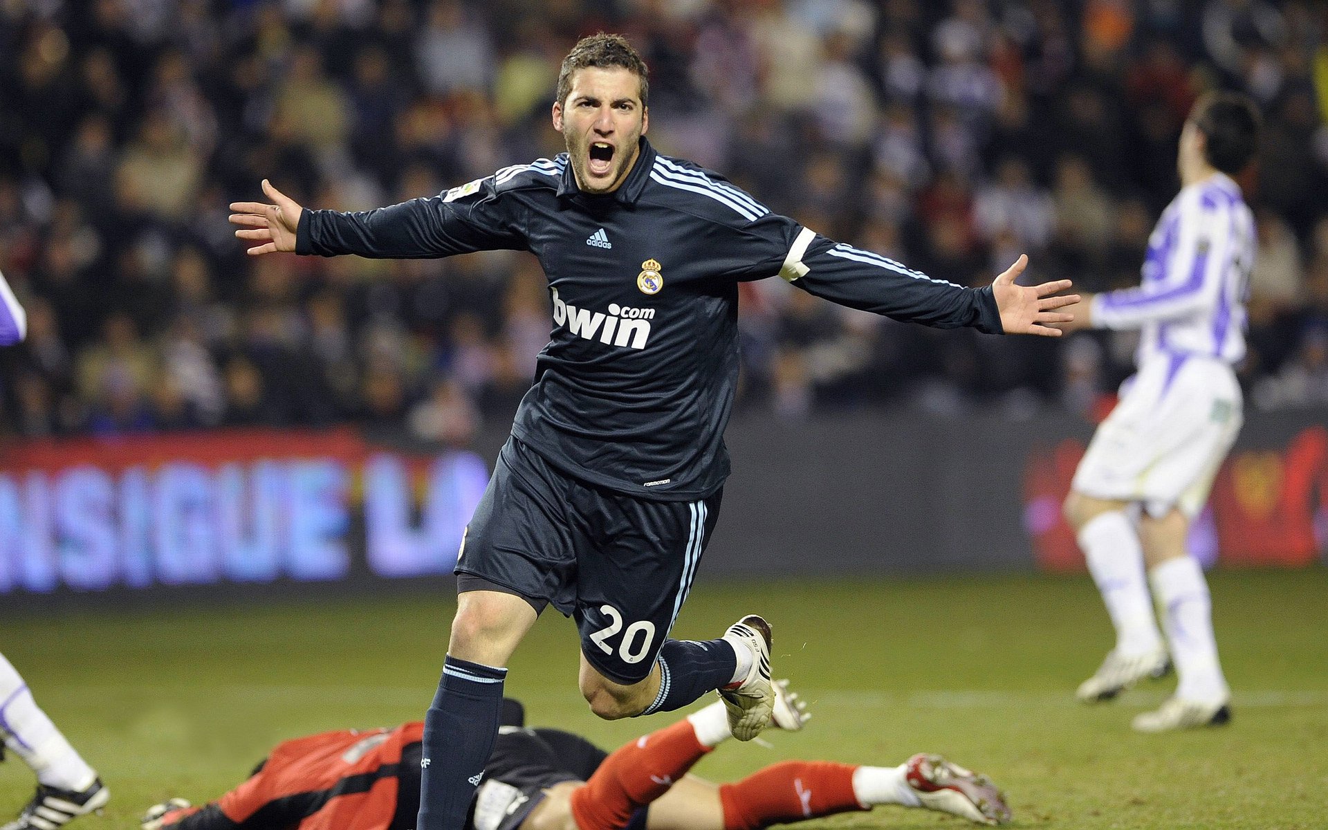 IM体育app-南美风暴席卷曼城,乌拉圭式铁血防守与迪亚斯的致命一击